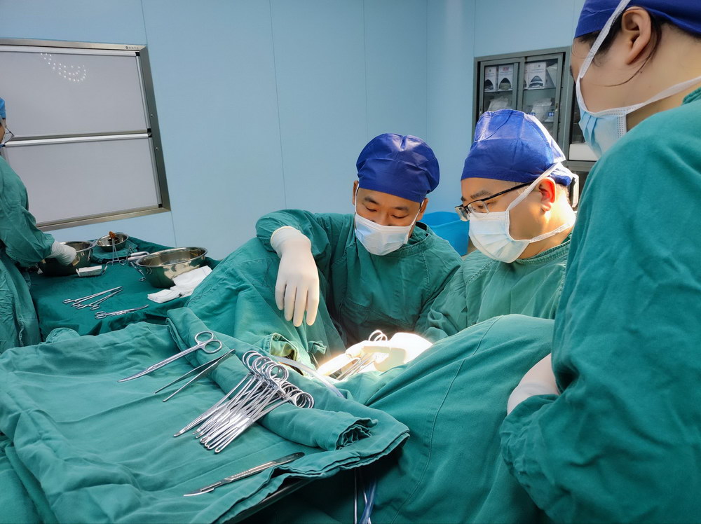省妇幼保健院院长王刚来院手术